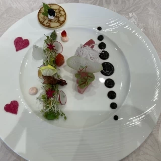 イチオシの前菜。とっても美味しかったです。ソースが素敵。