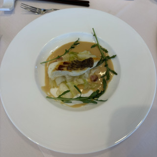 〔魚料理〕真鯛のポワレ　ヴァンブランソース