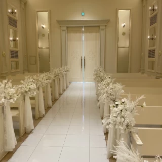 真っ白の素敵なチャペルです