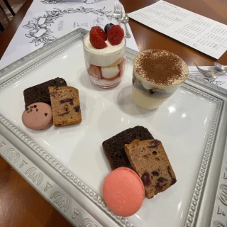 デザート。焼き菓子とショートケーキ、ティラミス