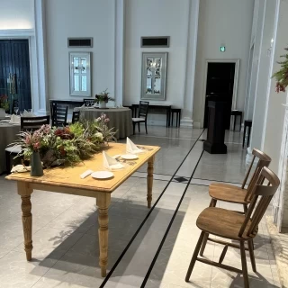 シンプルな新郎新婦の席