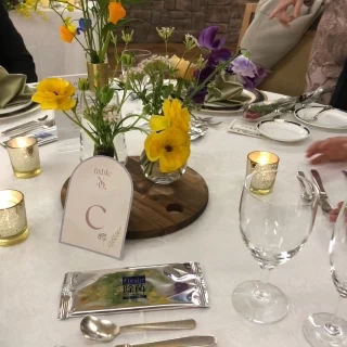 会場に合わせてウッド系とカラフルなお花に