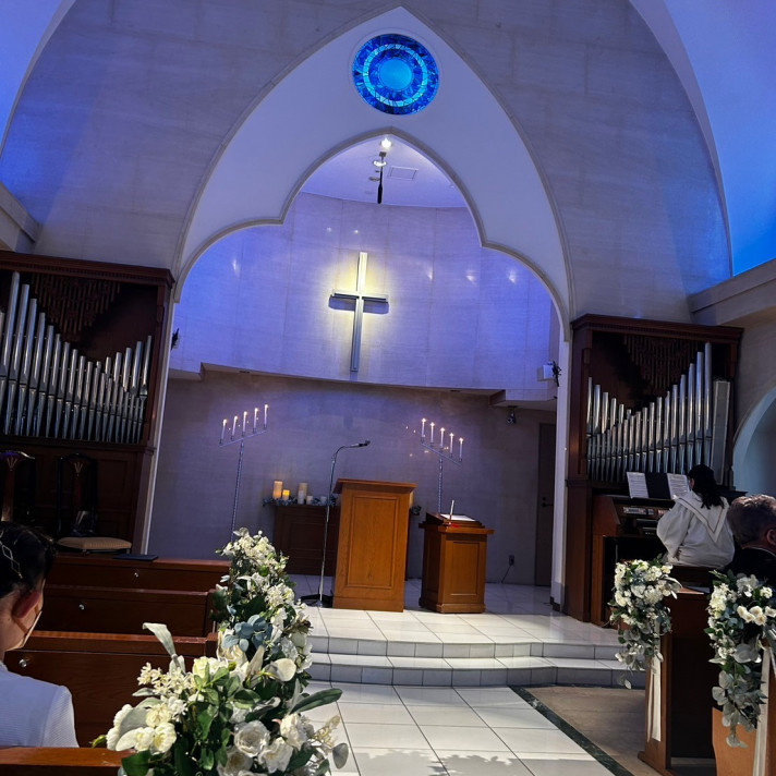 青い照明で神聖な雰囲気
わたしたち入場前のチャペル内です。