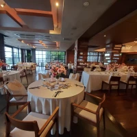 翌日の結婚式準備がされていて引き出物がトートバッグ入り。