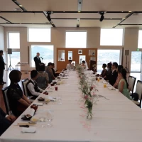 高砂を作らず家族のテーブル前に新郎新婦の席を作りました。