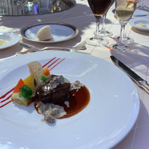 試食会。バラが入っているグラスにシャンパンを入れてくれます。|699036さんのホテル阪急インターナショナルの写真(2109959)