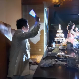 新婦のカラオケを応援する新郎