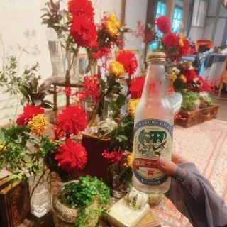 鎌倉サイダーと新郎新婦が座る周囲のお花です
