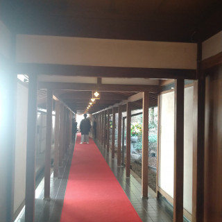 挙式会場向かうまでの廊下。乃木神社の紋の灯篭がお洒落。