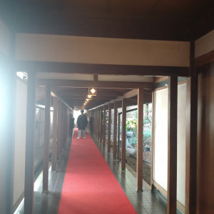 挙式会場向かうまでの廊下。乃木神社の紋の灯篭がお洒落。|699187さんの乃木神社・乃木會館の写真(2111136)