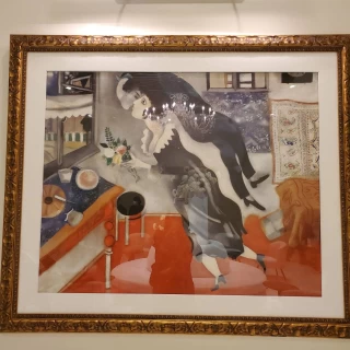 ロビーに飾ってあるシャガールの絵が素敵でした。