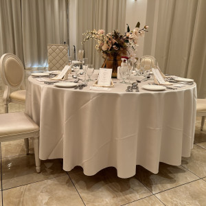 披露宴会場のテーブルの様子です！白基調でとってもキュート！|699328さんのカノビアーノ福岡の写真(2118890)
