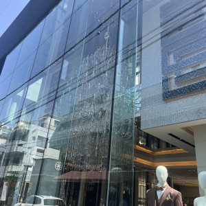 ガラス張りの壁と大きなシャンデリアが目標|699335さんのシャルマンシーナ 東京（CHARMANT SCENA TOKYO）の写真(2111477)