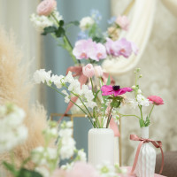 メインテーブル周りの装花、リボンモチーフ