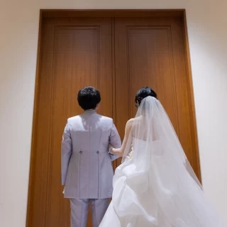挙式が終わり、フラワーシャワー直前の一枚。