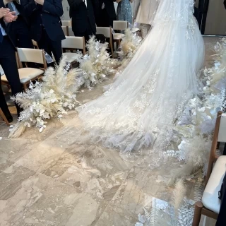 チャペルでのドレス後ろ姿