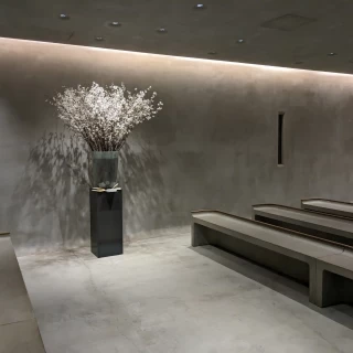 挙式会場が暗くなった際、お花あたりに光が当たるのが幻想的