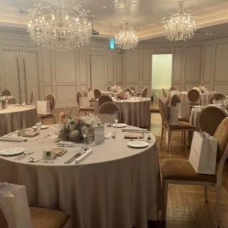 ピンク色と白色をメインカラーとした披露宴会場です。
