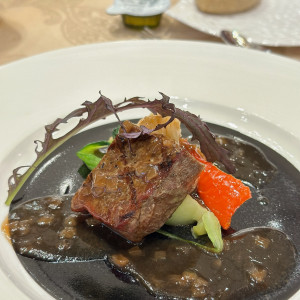 国産牛ロース肉の網焼こがし玉葱の赤ワインソース|699504さんのアヴァンセ リアン 大阪の写真(2113551)