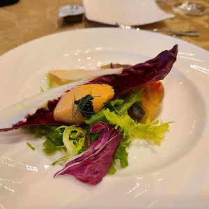 彩り野菜のテリーヌとスモークサーモンのムースサラダ仕立て|699504さんのアヴァンセ リアン 大阪の写真(2113545)