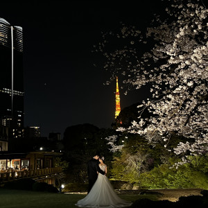 夜景と夜桜をバックにアフターフォト|699523さんの国際文化会館（International House of Japan）の写真(2113651)