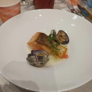 サーモンのポワレ　浅利貝とペルノー酒のバターソース