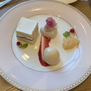桃のアイスとムースです