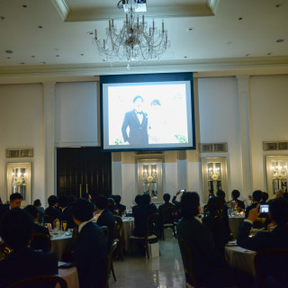 ムービー上映中の披露宴会場です。