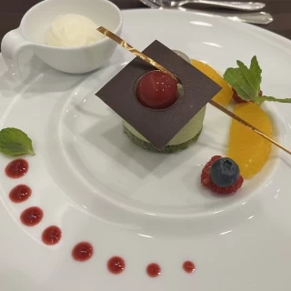 デザート。チョコレートに飾ってある金色のものは飴細工です