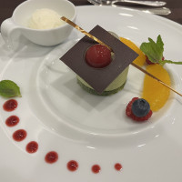 デザート。チョコレートに飾ってある金色のものは飴細工です
