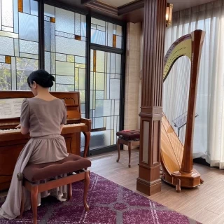 挙式入場時、ピアノ・ハープ生演奏