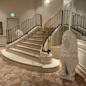 ロビー挙式の際に、新婦が登場できる階段|699940さんの第一ホテル東京の写真(2127628)