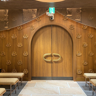 神殿の扉。椿山荘にちなんで椿の花がアクセントになってる。
