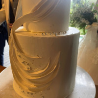 周りの自然と調和するようにシンプルなケーキにしました！