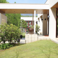 入口もきれいにされており、周りの緑と調和しています