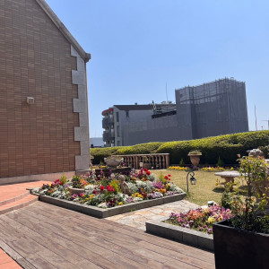 チャペル前ガーデン|700018さんのウェディングスホテル・ベルクラシック東京の写真(2117405)