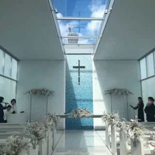 横から水が流れる素敵なチャペル