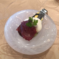 スプーンにお肉がのっている料理でとても美味しかった