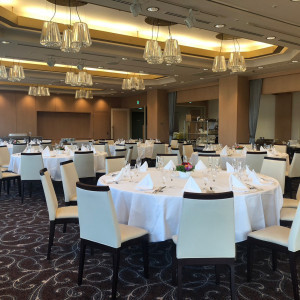円卓のテーブルが並ぶ披露宴会場|700099さんのホテルオークラ神戸の写真(2118774)