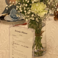 披露宴場のテーブルの花とドリンクメニュー表