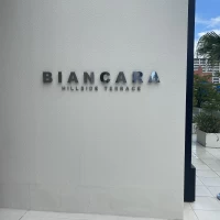 結婚式場名が外にあり、ゲストで来てわかりやすいです。