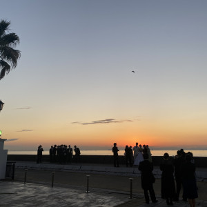 夕日と海をバックに出席者全員で撮影する時間がありました。|700152さんのNEST by THE SEA（ネストバイザシー）の写真(2118380)