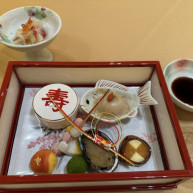 最初に提供される料理