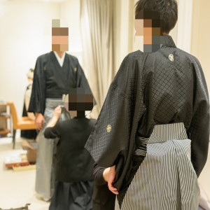 新郎新婦同じ部屋で支度をします。|700203さんの宮崎神宮会館の写真(2422452)