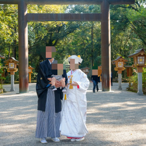 鳥居をバックに撮影|700203さんの宮崎神宮会館の写真(2422467)