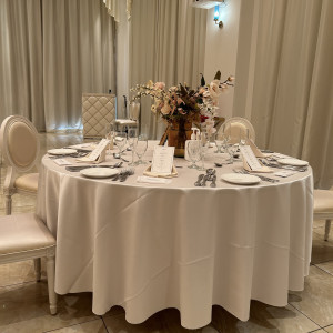 白色のシーツのバージョン披露宴テーブルです！|700220さんのカノビアーノ福岡の写真(2118906)