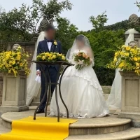 挙式会場はイエローで統一してもらいました。