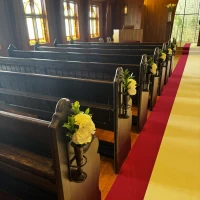 生花があしらわれている、挙式場の写真