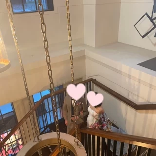 式後に建物の階段で撮影
