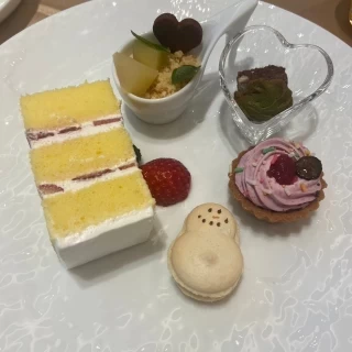 ウェディングケーキとともに、アフタヌーンティー形式でスイーツ
